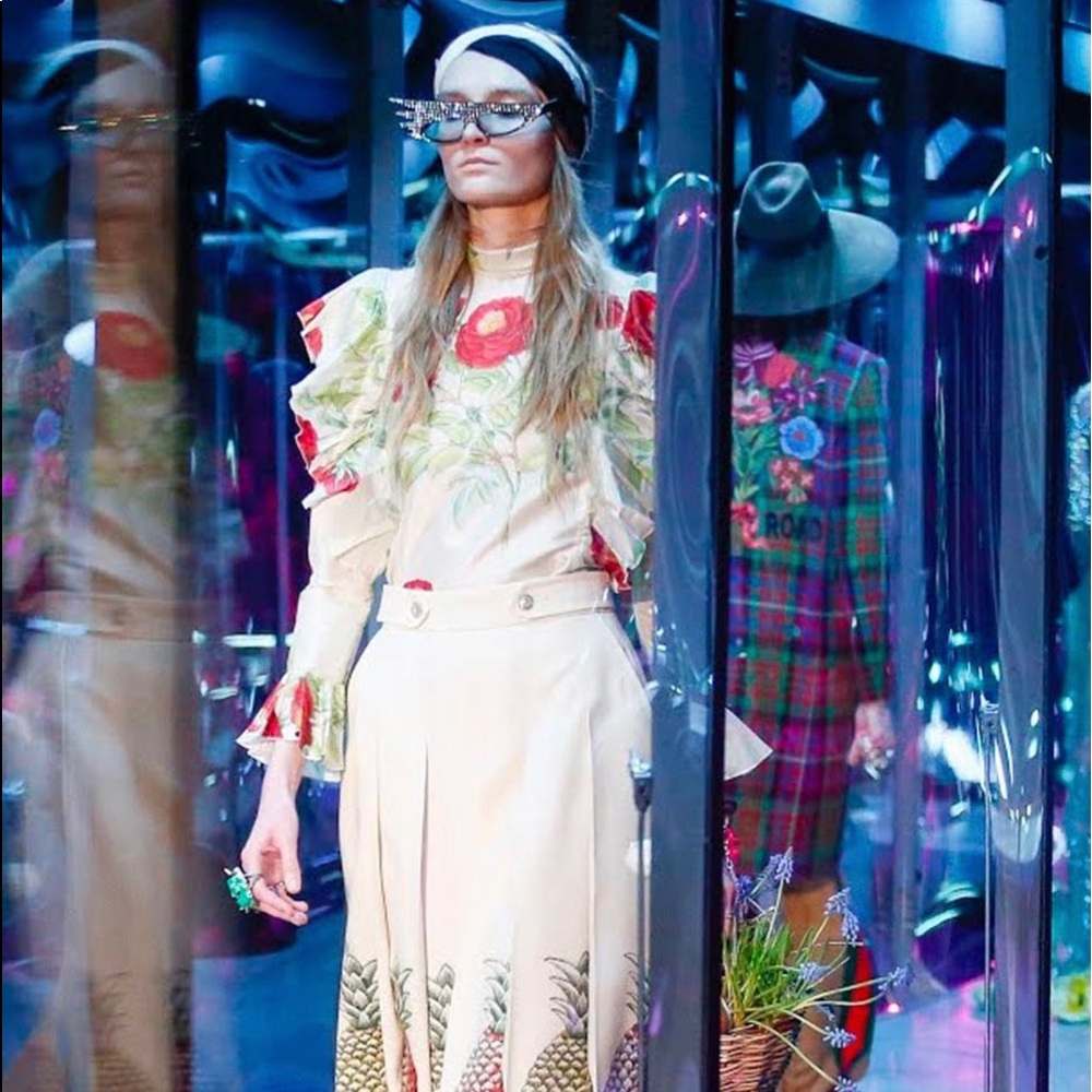 GUCCI DRAMATIC & FUTURISTIC CRYSTAL EMBELLISHED CAT EYE SUNGLASSES - Picture 6 of 16